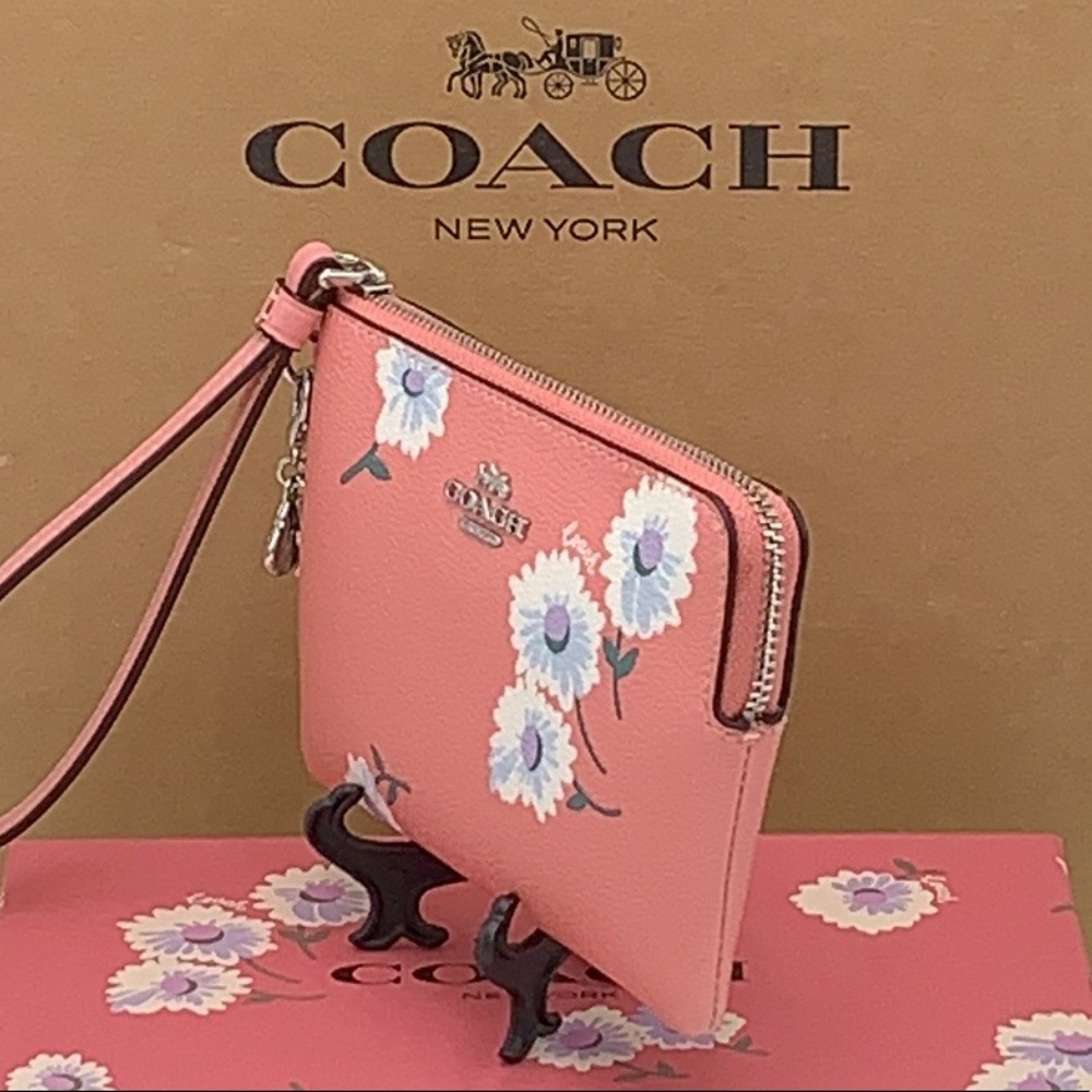 COACH Boxed Corner Zip Wristlet With Daisy Print - Picture 12 of 16